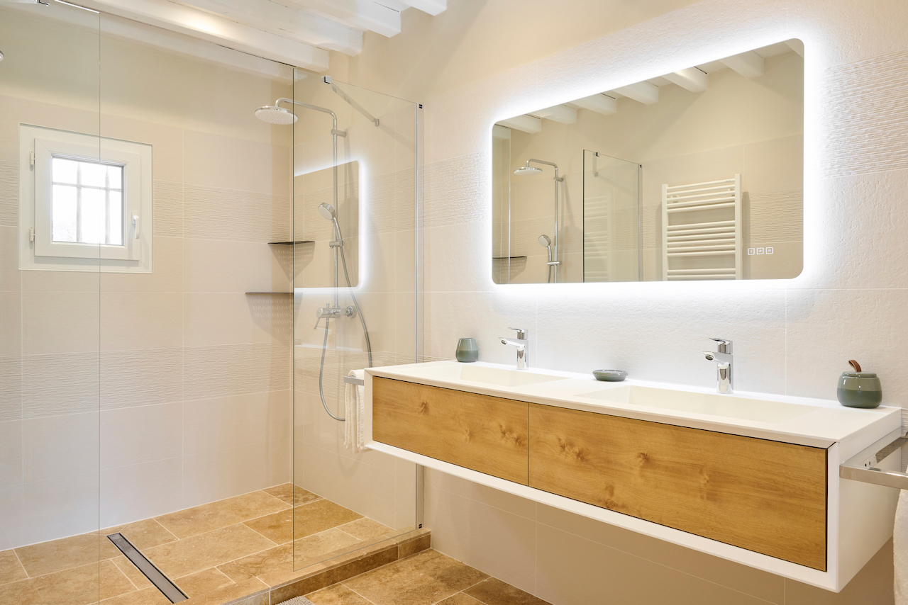 Salle de bains moderne double vasque